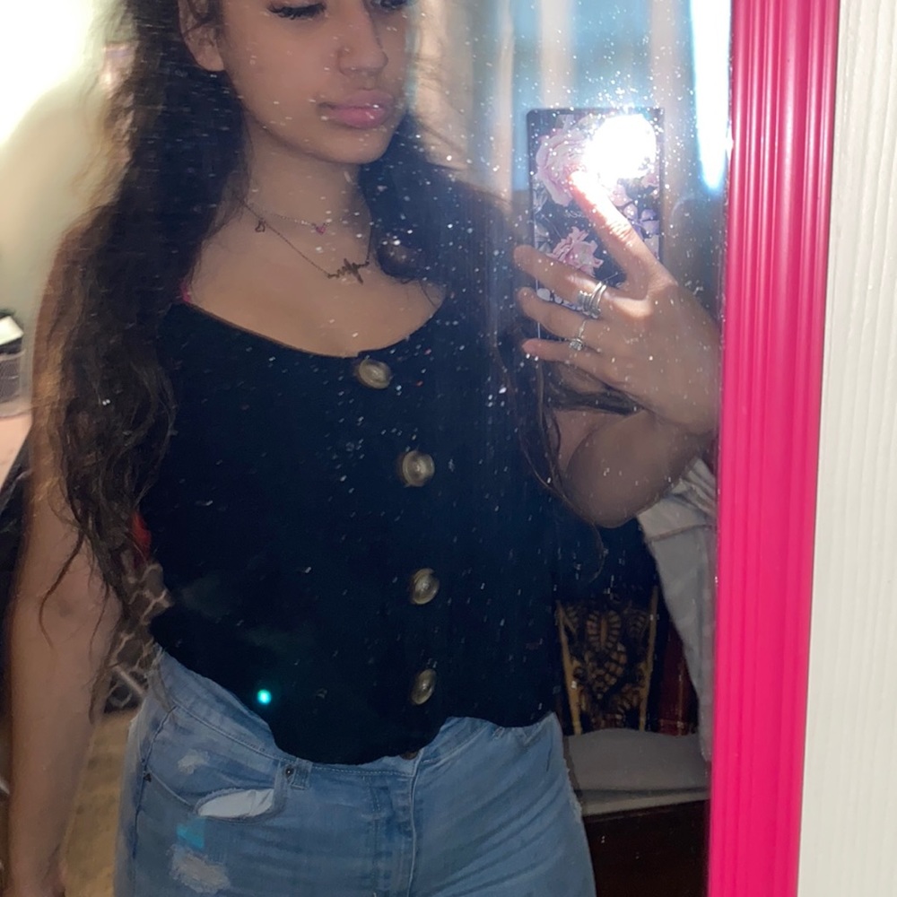 Hello there I’m just selling this cute crop top black with these big buttons